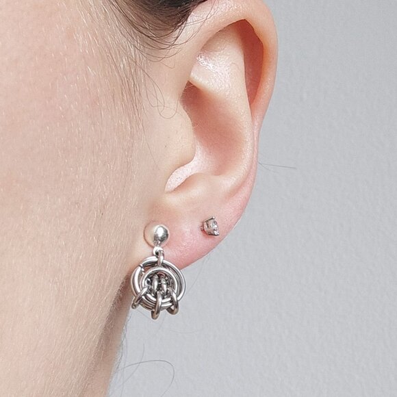 Vintage silver chainmaille knot earrings ✦ small dainty circle earrings ✦ - Picture 2 of 6